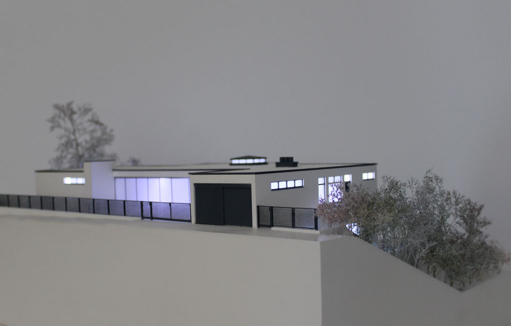 Architekturmodell Villa Tugendhat von Ludwig Mies van der Rohe in Bruenn Ansicht Nord Garage Nachtaufnahme mit Beleuchtung