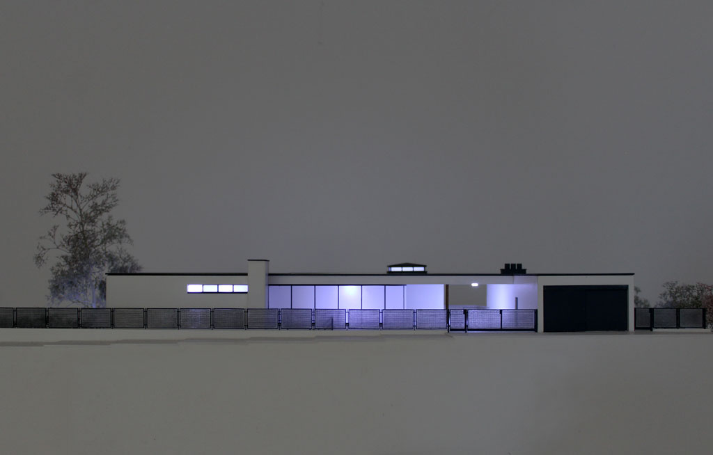 Architekturmodell Villa Tugendhat von Ludwig Mies van der Rohe in Bruenn Ansicht Nord-Ost Strassenseite Nachtaufnahme mit Beleuchtung