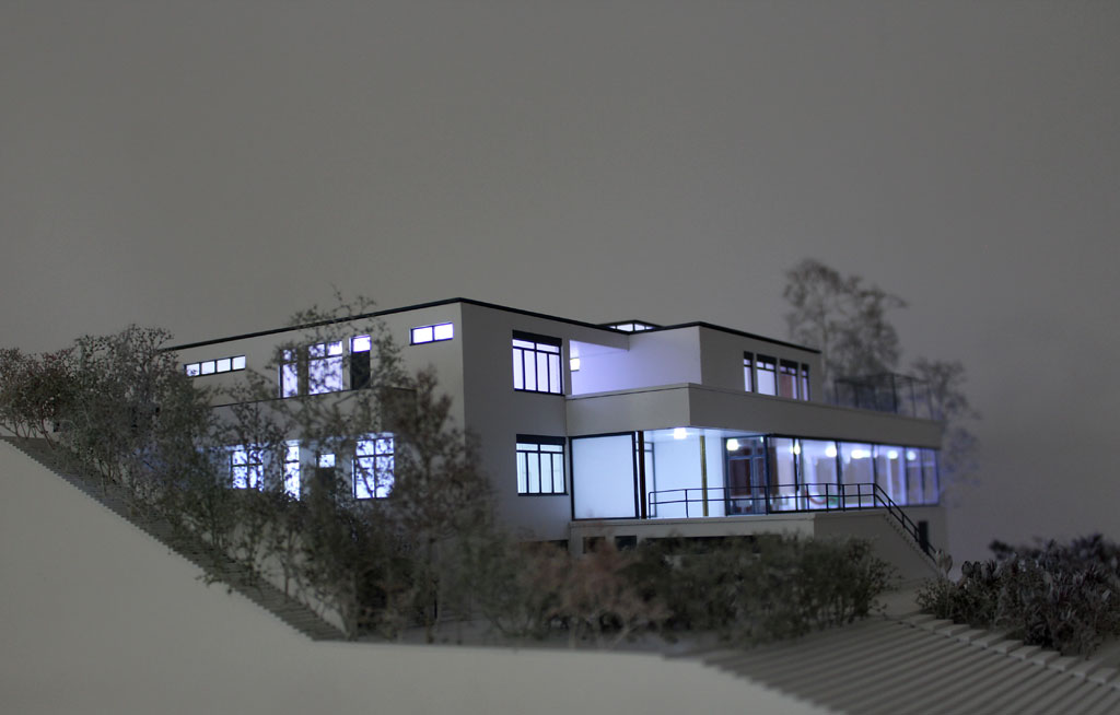 Architekturmodell Villa Tugendhat von Ludwig Mies van der Rohe in Bruenn Ansicht West Nachtaufnahme mit Beleuchtung