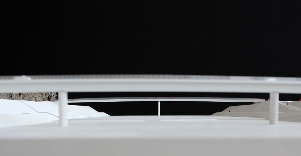 weißes Modell einer schmalen Brücke über den Rhein von der Seite fotografiert. Im Vordergrund unscharf eine Autobrücke