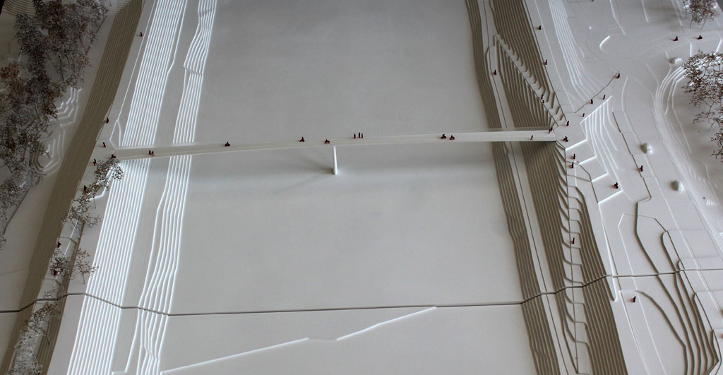 weißes Modell einer schmalen Brück über den Rhein. Von oben fotografiert