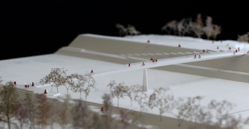 weißes Modell einer schmalen Brück über den Rhein. Von schräg oben fotografiert