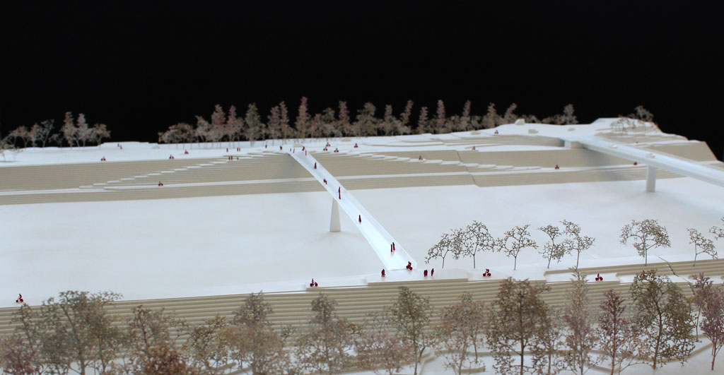 weißes Modell einer schmalen Brück über den Rhein. Von schräg oben fotografiert
