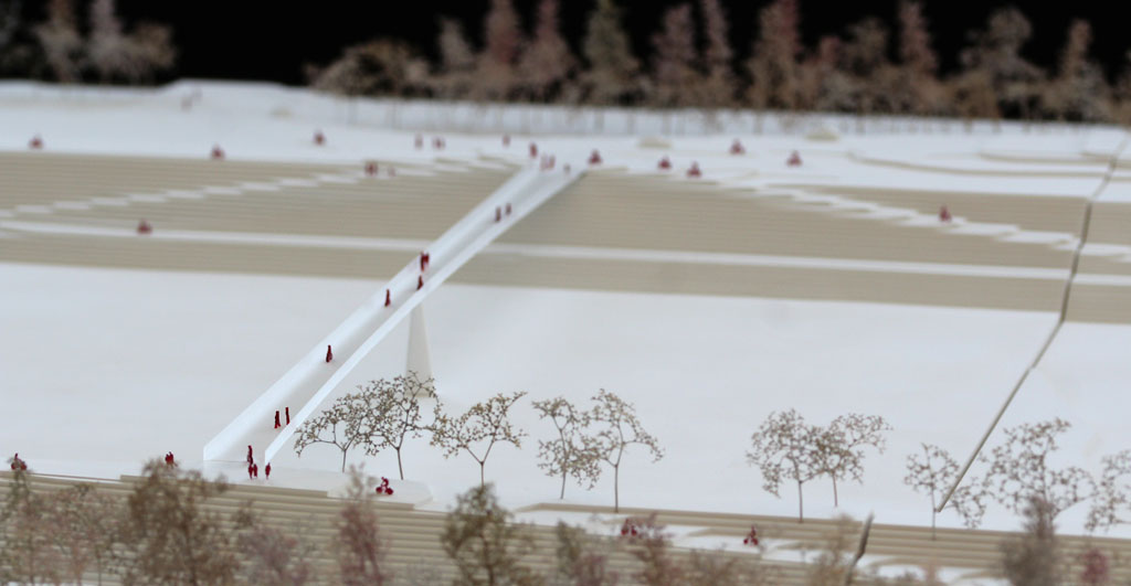 weißes Modell einer schmalen Brück über den Rhein. Von schräg oben fotografiert