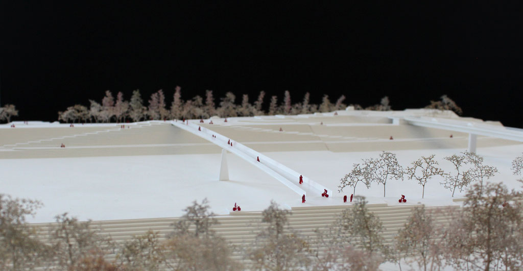 weißes Modell einer schmalen Brück über den Rhein. Von schräg oben fotografiert