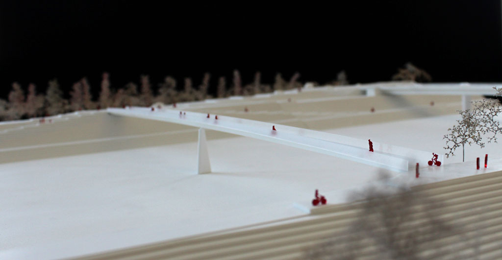 weißes Modell einer schmalen Brück über den Rhein. Von schräg oben fotografiert