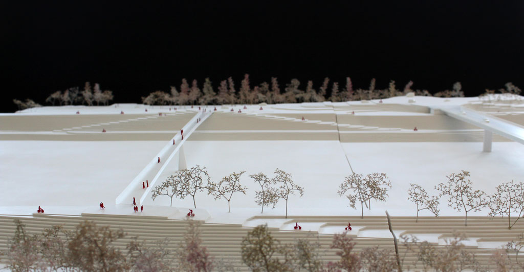 weißes Modell einer schmalen Brück über den Rhein. Von schräg oben fotografiert