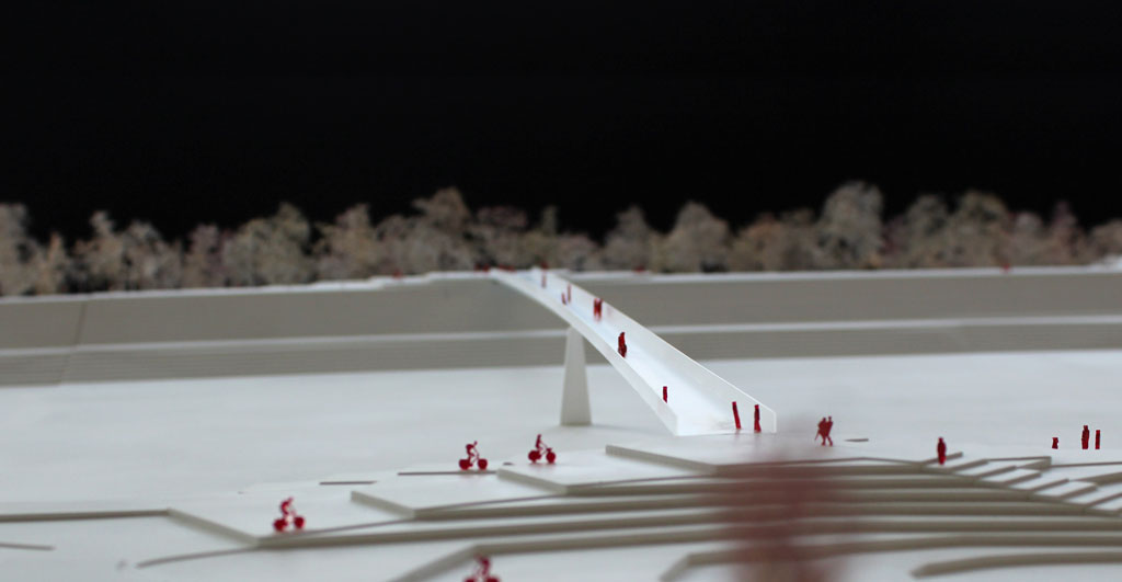 weißes Modell einer schmalen Brück über den Rhein. Von schräg oben fotografiert