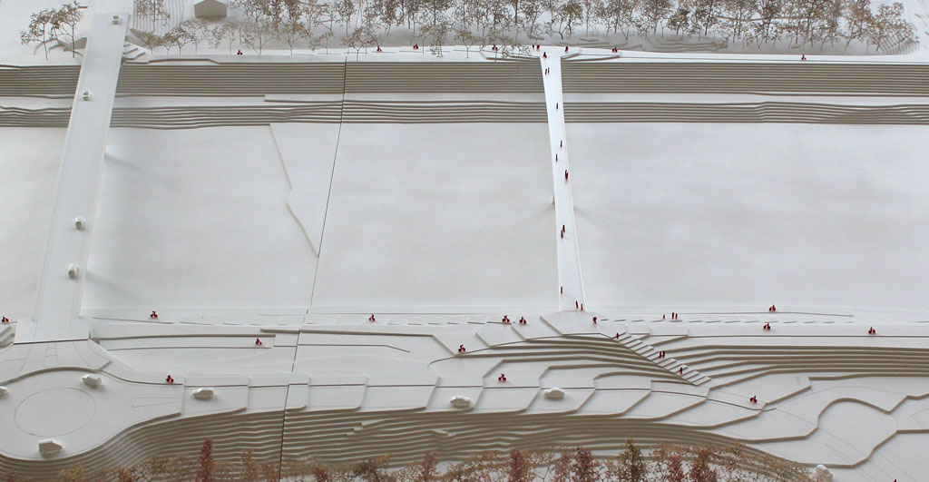 weißes Modell einer schmalen Brück über den Rhein. Von oben fotografiert