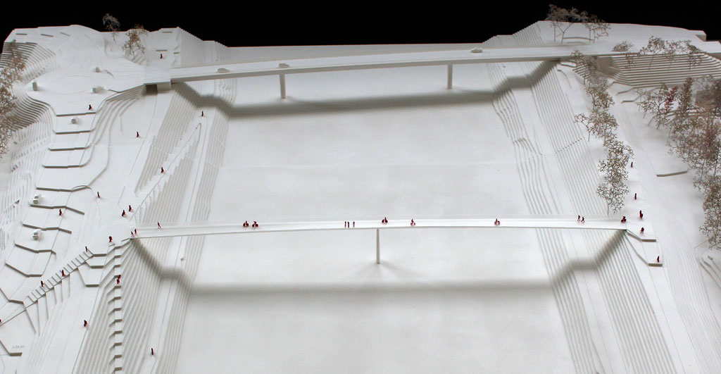 weißes Modell einer schmalen Brück über den Rhein. von seitlich fotografiert.