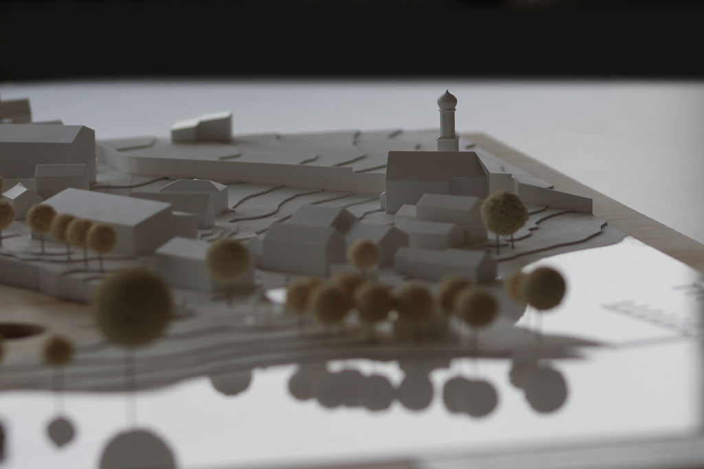 Weißes Massenmodell von der Umgebung des Gymnasiums in Tutzing auf einer Holzgrundplatte. Das Grundstück des Gymnasiums ist für eine entsprechende Einsatzplatte ausgespart.