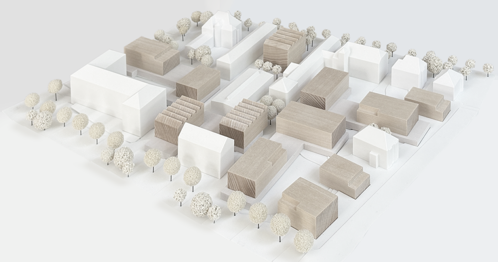 Architekturmodell mit Gebäudevolumina teilweise in weiß (Bestandsgebäude) und aus Massivholz (Neuplaung) und Bäumen aus Schwammgummikugeln